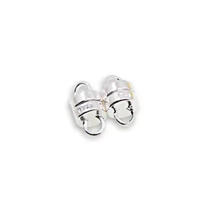 S925 sterling zilveren magneetsluiting voor sieraden op een witte achtergrond