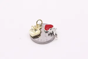 Macro d'un pendentif cœur couronne en argent S925 et breloque émail rouge avec pièce