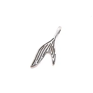 Colgante de cola de ballena en plata S925 con superficie texturizada y orificio para colgar