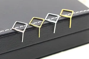 Macro detail van holle vierkante oorknopjes van S925 zilver met duidelijke merktekens