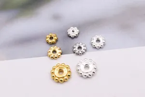 Détail macro d'intercalaires fleurs perlées en argent S925 pour bijoux DIY en or et argent