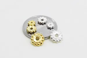 Vue détaillée de perles intercalaires fleurs en argent S925 finitions dorée et argentée