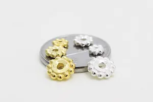 Détails macro de perles intercalaires en argent S925 pour création de bijoux DIY