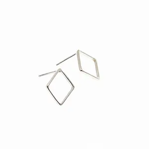 Minimalistische S925 sterling zilveren geometrische holle vierkante oorknopjes in zilveren afwerking