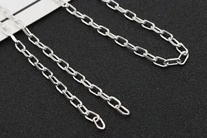 Détail macro des maillons de chaîne rectangulaires en argent sterling S925 poli type trombone