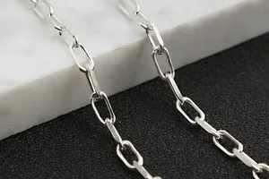 Vue macro détaillée des maillons de chaîne rectangulaires en argent S925 pour bijoux DIY