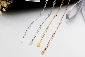 Vue macro des chaînes d'extension en argent sterling S925 en quatre finitions