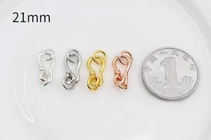 Dettaglio di quattro chiusure a S da 21 mm in argento 925 in diverse finiture metalliche