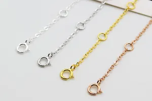 Détail de chaînes d'extension S925 en argent, or et or rose avec fermoirs à ressort