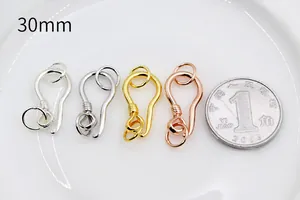 Dettaglio di ganci a S da 30mm in quattro finiture per creazione di gioielli fai-da-te