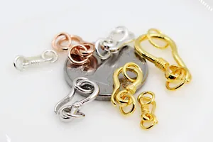 Dettaglio macro di chiusure a S in argento 925 in tonalità oro, argento e oro rosa