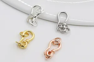 Dettaglio di chiusure a S in argento 925 nei colori oro, argento, oro rosa e nero gun