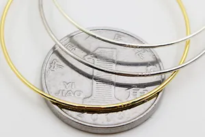 Detail van S925 sterling zilveren oorringen met merkstempel en munt voor de maatindicatie