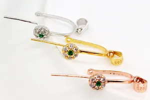 Dettaglio gancio per ciondolo a fiore in argento S925 con zirconi per gioielli fai da te