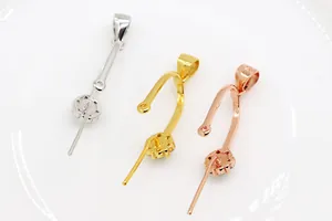 Dettaglio macro di ganci per ciondoli in argento S925 in tonalità argento, oro e rosa