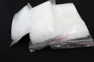 Vue détaillée de sacs en PE transparents épais empilés avec bandes de fermeture rouges