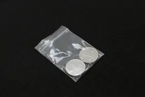 Vue macro d'un petit sachet zip en PE transparent épais avec pièces pour la taille
