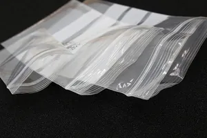 Gros plan sur un sachet PE transparent épais avec zone d'écriture blanche pour marquage