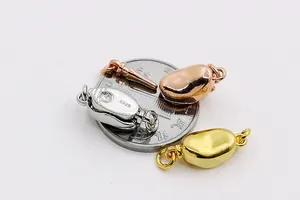 Makro-Detail von S925 Sterlingsilber-Bohnenverschlüssen in Gold und Silber für Schmuck