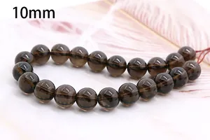 Makroaufnahme von 10mm Rauchquarz-Rundperlen mit elegantem Hintergrund aus rosa Federn