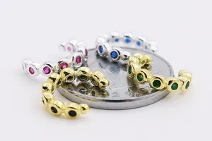 Dettaglio dei polsini per orecchie in argento S925 con zirconi colorati, finitura oro e argento