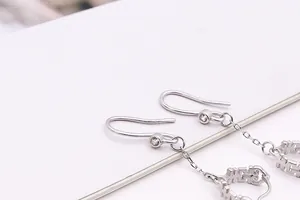 Detail von S925 Silber Doppelglück-Ohrhängern mit Zirkonia und langer Kette für Damen