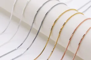 Macro-opname van verstelbare S925 sterling zilveren boxkettingen in zilver, goud en roos