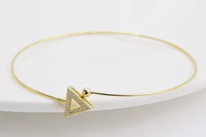Detail von S925 Silber-Goldarmband mit Zirkon-Dreiecksanhänger und polierter Kugel