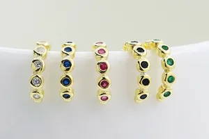 Dettaglio di clip per orecchie in argento S925 dorato con zirconi tondi in cinque colori
