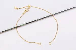 Macro-opname van goudkleurige boxketting met verstelbare kogel en ronde veerringsluiting