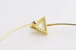 Makroaufnahme der 925er Silberstempel und Pavé-Zirkon-Dreiecksdetails am Gold-Armband