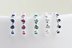 Dettaglio di orecchini a clip in argento S925 con zirconi colorati in cinque tonalità