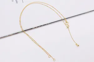 Detail van verstelbare gouden boxketting met schuifkraal en veersluiting ontwerp