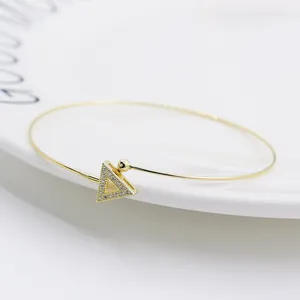S925 Sterling Silber Gold Armreif mit Mikro-Pave Zirkonia Dreieck-Anhänger