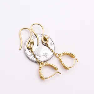 S925 Sterling Silber Zirkon Ohrhaken mit mattgoldener Kette und Anhänger im Detail