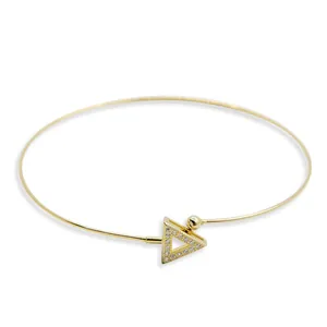 Minimalistischer S925 Silber Armreif mit Kristall-Dreieck-Anhänger und Goldbeschichtung