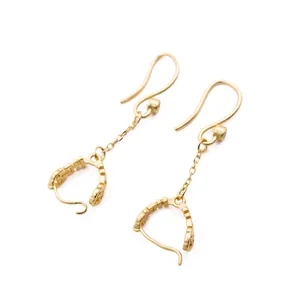 Elegante goldene S925 Silber Tropfenohrringe mit hohlem Halbkreis-Anhänger auf weißem Grund