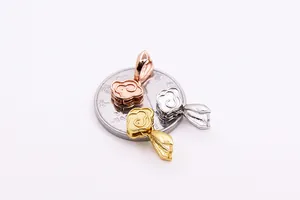 Detalle de cierres de plata S925 con diseño de nubes en oro, oro rosa y plata