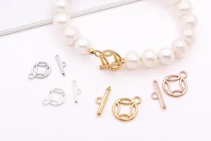 Vista macro delle chiusure a levetta OT in argento sterling S925 a forma di moneta