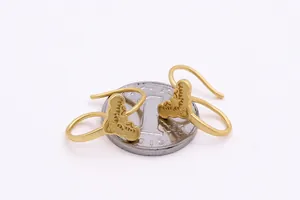 Detailansicht goldener S925-Ohrhaken in U-Form mit matter Oberfläche und Textur