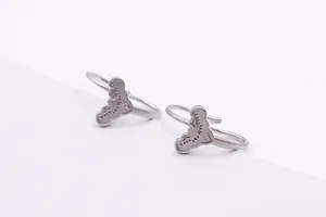 Detailansicht der S925 Sterling Silber U-Ohrringe mit feinen Wellengravuren