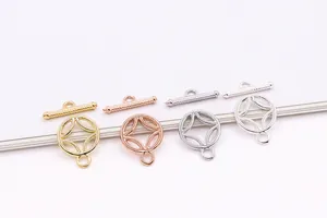 Dettaglio delle chiusure OT in argento S925 a forma di moneta in quattro colori metallici