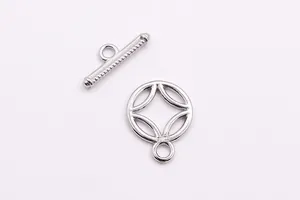 Dettaglio della chiusura a levetta OT in argento sterling S925 per gioielli fai-da-te
