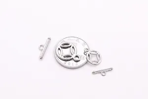 Dettaglio delle chiusure a levetta OT in argento sterling S925 per la creazione di gioielli