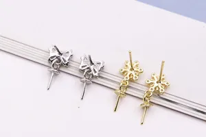 Detail van S925 sterling zilveren pareloorknopjes met strik- en bloemvormige zettingen