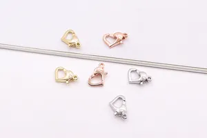 Dettaglio delle chiusure a moschettone a cuore in argento S925 in oro rosa e argento
