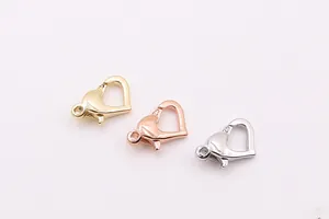 Dettaglio dei fermagli a moschettone a cuore in argento 925 oro rosa e argento