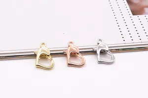Dettaglio dei fermagli a moschettone a cuore in argento S925 color oro e argento