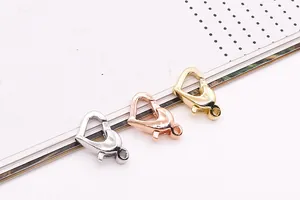 Dettaglio di chiusure a moschettone a cuore in argento sterling S925 in oro, argento e rosa