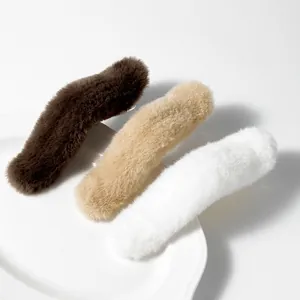 Drie pluche haarclips van imitatiebont in de kleuren bruin beige en wit voor de winter